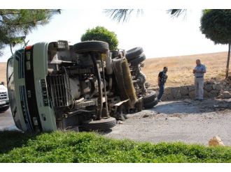 Freni Boşalan Temizlik Aracı Devrildi