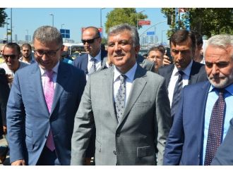 Abdullah Gül’e Cuma Namazı Sonrası Yoğun İlgi