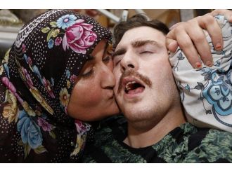 7 Yıldır İsmini Dahi Bilmediği Felçli Çocuğa Bakan Gülsüm Anne’den Macar Başbakana İnsanlık Dersi