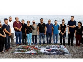 Boğularak Ölen Minik Aylan, Konyaaltı Sahili’nde Karanfillerle Anıldı