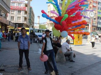 Engelli Suriyeli Genç Balon Satarak Ailesine Katkı Sağlıyor