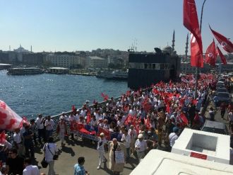 Chp’liler Galata Köprüsü’nde “Barış Zinciri” Oluşturdu
