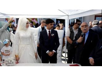 Bakan Avcı’dan Yeni Evlenen Çifte “Az Laf Çok Çocuk” Tavsiyesi