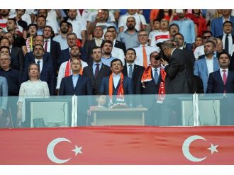 Davutoğlu Millileri Yalnız Bırakmadı