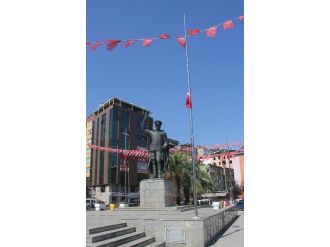 Rize’de Bir Grup, Yas İlan Ederek Bayrakları Yarıya İndirdi