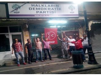 Hdp Binasına Mhp Bayrağı Astılar