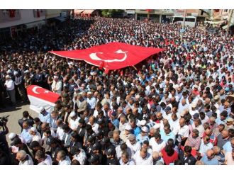 Şehidi Binlerce Kişi Uğurladı