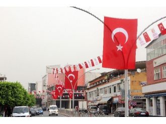 Dörtyol’da Teröre Bayraklı Tepki