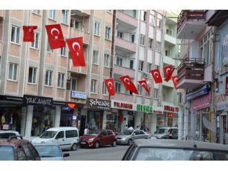 Bilecik’te Çarşı Esnafından Teröre Bayraklı Tepki
