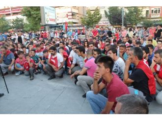 Niğde’de Hdp Binasına Saldırı