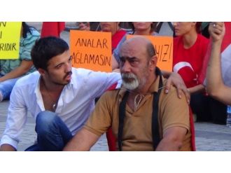 Şehitler İçin Gözü Yaşlı Protesto