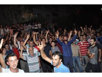 Şehidin Evinin Önünde Hep Bir Ağızdan İstiklal Marşı