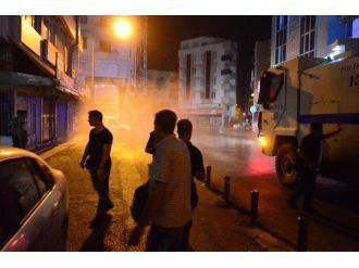 Polis Antalya’da Hdp Binası Önündeki Gruba Müdahale Etti