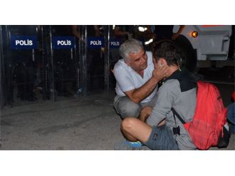 Barikatın Önünde Ağlayan Genci Polis Sarılarak Teselli Etti