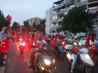 Kuşadası’nda Kurtuluş Yürüyüşü, Teröre Tepki Yürüyüşe Dönüştü