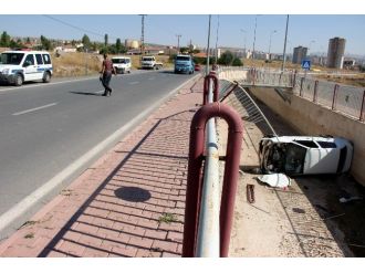 Otomobil Kanala Uçtu: 2 Yaralı