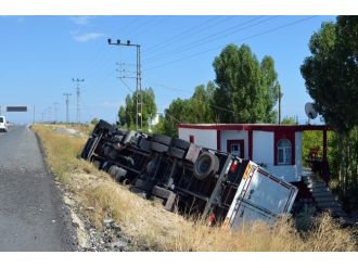 Adilcevaz’da Tır Devrildi: 1 Yaralı