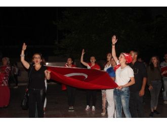 Binler Şehitler İçin Yürüdü