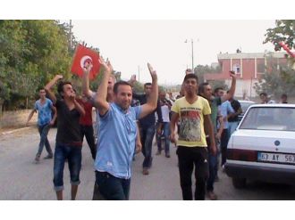 Türk Bayrağını Jandarma Komutanına Tekbir Getirerek Teslim Ettiler