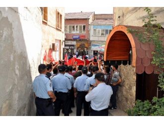 Şehit Ailelerinden Hdp’li Yöneticiye Protesto
