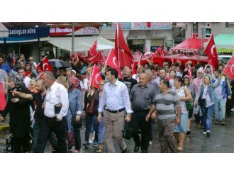 Düzce’de Yüzlerce İnsan Şehitler İçin Yürüdü