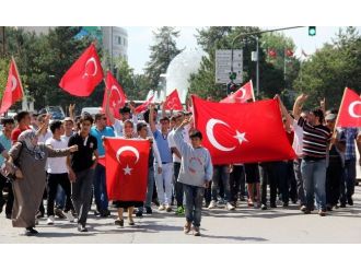 Terör Protestosunda Erzurumlular Askerleri Bağırlarına Bastı