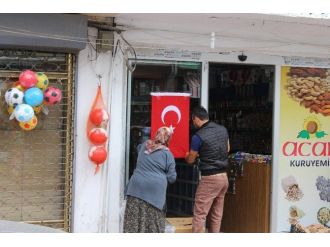 Şehit Polisin Memleketi Bayraklarla Donatıldı