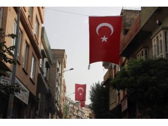 Gaziantep’te Sokaklar Türk Bayraklarıyla Donatıldı