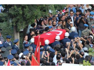 Acılı Anne Oğlunun Al Bayraklı Tabutuna Omuz Verdi