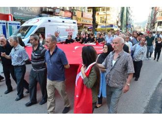 İki Parti Arasında Terör İçin Yürüyüş Tartışması