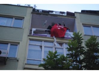 Amasya’da Hdp Binasına Türk Bayrağı Asıldı