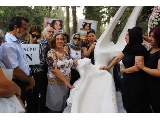 Özgecan’ın Mezarına Melek Heykeli