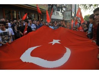 İzmir’de Ülkücüler Şehitler İçin Yürüdü