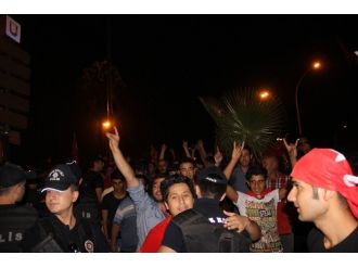 Eylemcilerin Yoğun İlgisi Polisi Bunalttı