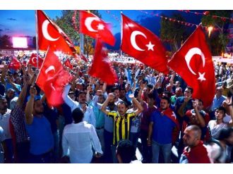 Bandırma’da Binlerce Kişi Sokaklara Döküldü