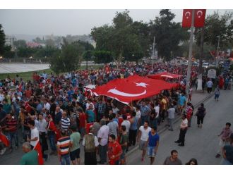 Silifke’de Yol Kapatan Gurubu Dağıtmak İçin Polis Havaya Ateş Açtı
