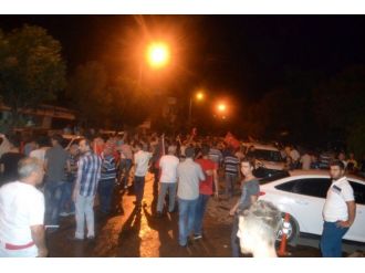 Salihli’de Hdp’ye Taşlı Saldırı