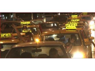 İzmir’de Taksiciler Terörü Protesto Etti