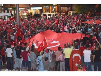 Aliağa’da “Şehitlere Saygı, Teröre Lanet Yürüyüşü”