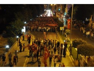 Binlerce Vatandaş Şehidin Evine Yürüdü