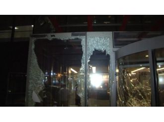Eylemcilerin Hürriyet’in Camlarını Kırdı