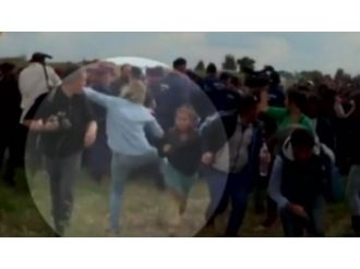Dünya Mültecilere Tekme Atan Kadın Kameramanı Konuşuyor