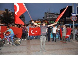 Gelinlik Giydirilmiş Mankenin Üzerine Öcalan’ın Fotoğrafını Astılar