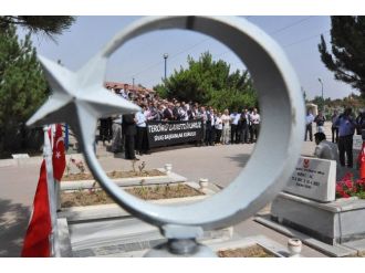 Sivas’ta Şehit Mezarlarına Karanfil Bırakıldı