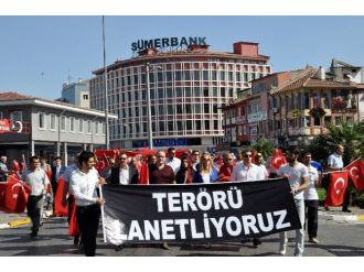 Ak Parti Türk Bayrağı Dağıttı
