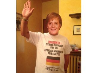 Merkel Maskeli İtalyan Milletvekili, Juncker’in Konuşmasını Böldü