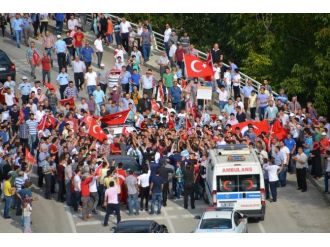 Şehit Polis Memuru Türk Bayraklarıyla Karşılandı