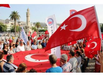 Bayrak Satışı Arttı Ama Esnaf Mutlu Değil !