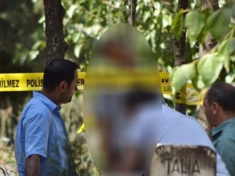 Mezarlıkta Kendini Astı