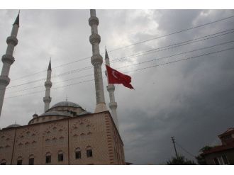 Dev Türk Bayrak Şehitler İçin Yarıya İndirildi